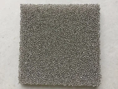 Espuma porosa de ferro e níquel